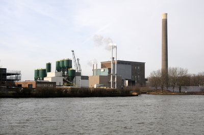 913311 Gezicht over het Amsterdam-Rijnkanaal te Utrecht, vanaf de Keulsekade, met links de betonfabriek van Heidelberg ...